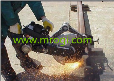 美國Racine自回轉(zhuǎn)內(nèi)燃鋸軌機(jī)